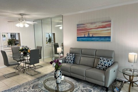 Condo in Lauderdale-by-the-Sea, Florida, 2 bedrooms  № 2169339 - photo 17