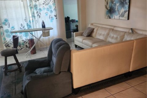 Casa en venta en Miramar, Florida, 4 dormitorios № 1956590 - foto 23