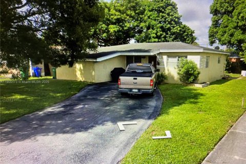 Casa en venta en Miramar, Florida, 4 dormitorios № 1956590 - foto 1