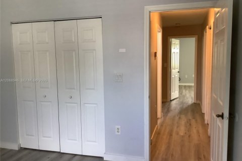 Touwnhouse à louer à Miami, Floride: 5 chambres, 158.68 m2 № 2292963 - photo 15