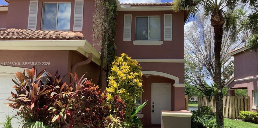 Touwnhouse à Miami, Floride 5 chambres, 158.68 m2 № 2292963