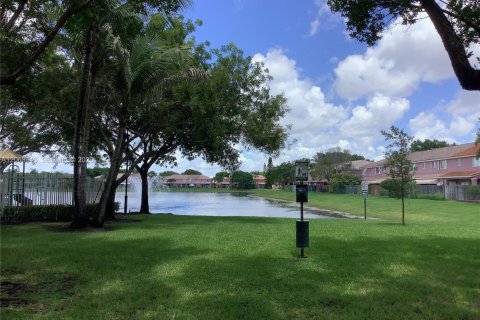 Touwnhouse à louer à Miami, Floride: 5 chambres, 158.68 m2 № 2292963 - photo 12