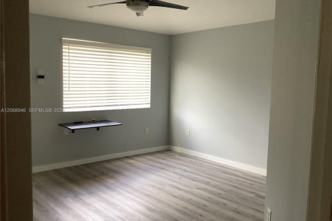 Touwnhouse à louer à Miami, Floride: 5 chambres, 158.68 m2 № 2292963 - photo 19