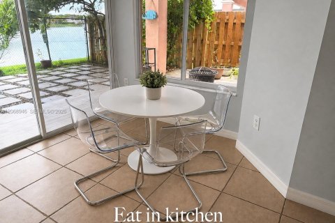 Touwnhouse à louer à Miami, Floride: 5 chambres, 158.68 m2 № 2292963 - photo 2