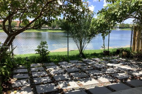 Touwnhouse à louer à Miami, Floride: 5 chambres, 158.68 m2 № 2292963 - photo 4