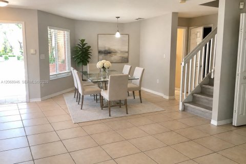 Touwnhouse à louer à Miami, Floride: 5 chambres, 158.68 m2 № 2292963 - photo 3