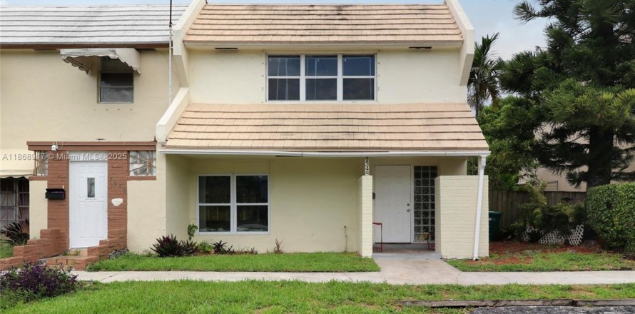 Townhouse in North Lauderdale, Florida 4 bedrooms, 141.86 sq.m. № 1898043