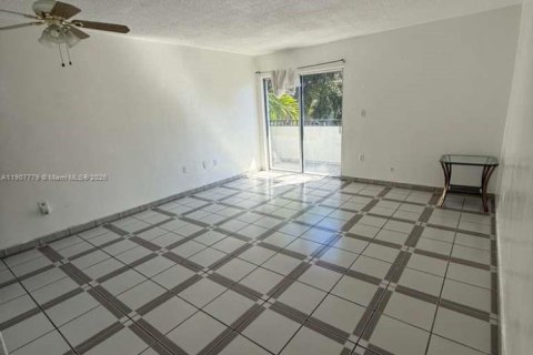 Снять в аренду кондоминиум в Майами, Флорида 2 спальни, 80.45м2, № 1965707 - фото 4