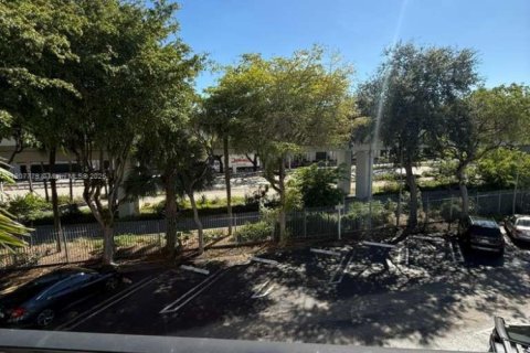 Снять в аренду кондоминиум в Майами, Флорида 2 спальни, 80.45м2, № 1965707 - фото 6