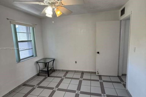 Снять в аренду кондоминиум в Майами, Флорида 2 спальни, 80.45м2, № 1965707 - фото 9