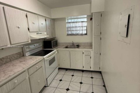 Снять в аренду кондоминиум в Майами, Флорида 2 спальни, 80.45м2, № 1965707 - фото 2