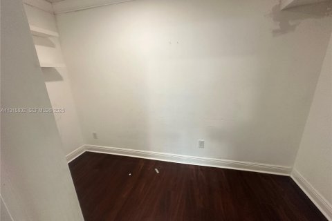 House in Miami, Florida 4 bedrooms, 185.34 sq.m. № 1971826 - photo 21