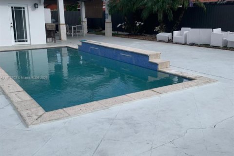 House in Miami, Florida 4 bedrooms, 185.34 sq.m. № 1971826