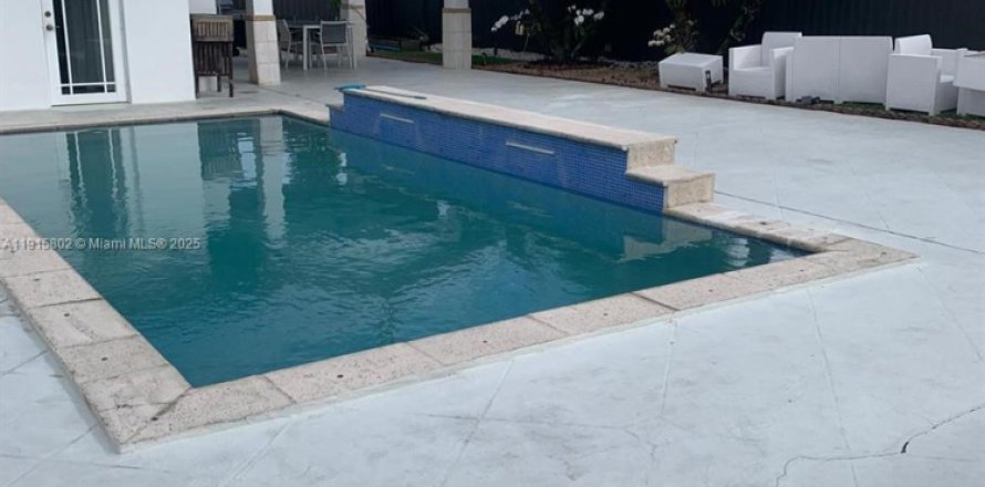 House in Miami, Florida 4 bedrooms, 185.34 sq.m. № 1971826