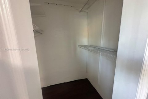 House in Miami, Florida 4 bedrooms, 185.34 sq.m. № 1971826 - photo 20