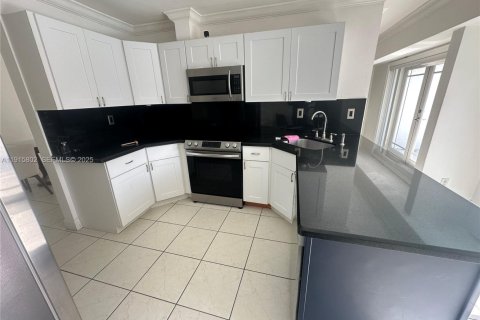 House in Miami, Florida 4 bedrooms, 185.34 sq.m. № 1971826 - photo 9