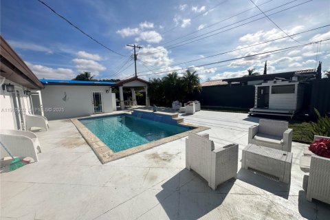 House in Miami, Florida 4 bedrooms, 185.34 sq.m. № 1971826 - photo 29