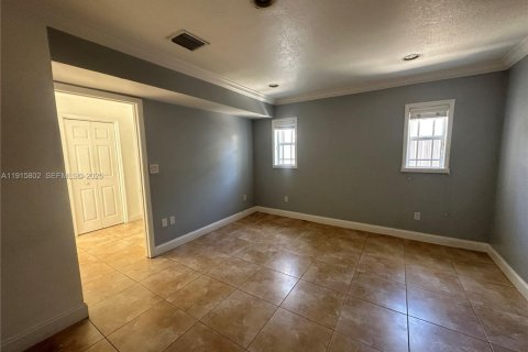 House in Miami, Florida 4 bedrooms, 185.34 sq.m. № 1971826 - photo 15