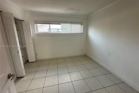 House in Miami, Florida 4 bedrooms, 185.34 sq.m. № 1971826 - photo 24