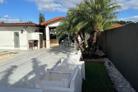 House in Miami, Florida 4 bedrooms, 185.34 sq.m. № 1971826 - photo 3