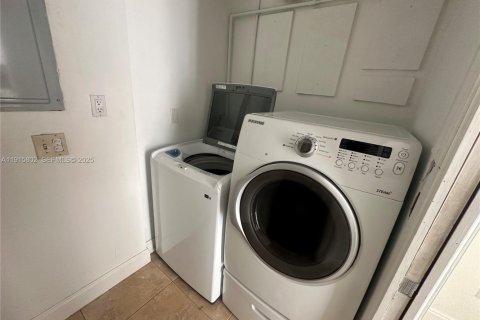 House in Miami, Florida 4 bedrooms, 185.34 sq.m. № 1971826 - photo 13