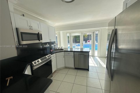 House in Miami, Florida 4 bedrooms, 185.34 sq.m. № 1971826 - photo 11