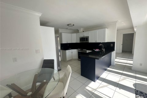 House in Miami, Florida 4 bedrooms, 185.34 sq.m. № 1971826 - photo 8