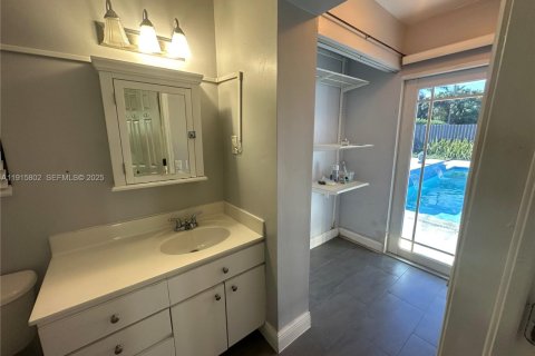 House in Miami, Florida 4 bedrooms, 185.34 sq.m. № 1971826 - photo 22