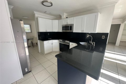 House in Miami, Florida 4 bedrooms, 185.34 sq.m. № 1971826 - photo 18