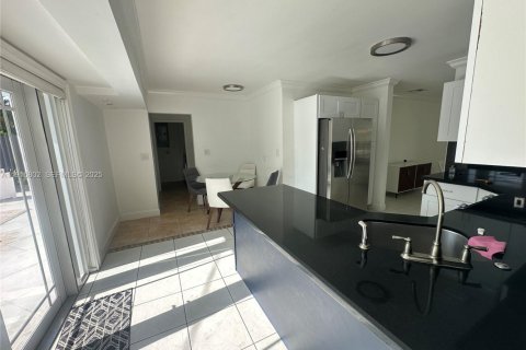 House in Miami, Florida 4 bedrooms, 185.34 sq.m. № 1971826 - photo 7