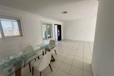 House in Miami, Florida 4 bedrooms, 185.34 sq.m. № 1971826 - photo 10