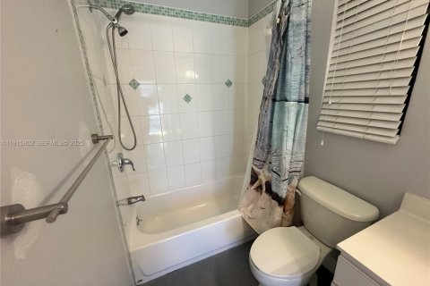 House in Miami, Florida 4 bedrooms, 185.34 sq.m. № 1971826 - photo 23