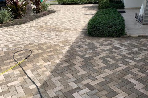 House in Miami, Florida 4 bedrooms, 185.34 sq.m. № 1971826 - photo 4