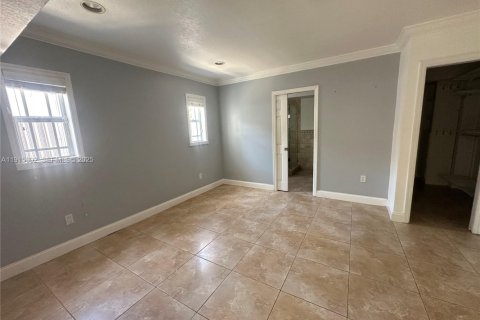 House in Miami, Florida 4 bedrooms, 185.34 sq.m. № 1971826 - photo 14