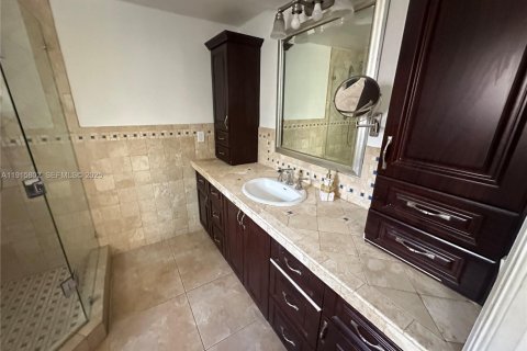 House in Miami, Florida 4 bedrooms, 185.34 sq.m. № 1971826 - photo 17