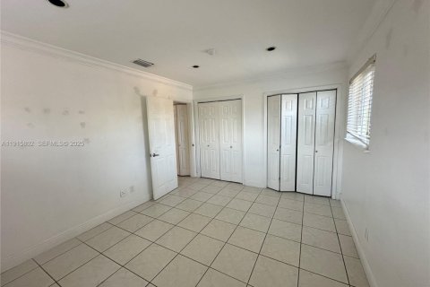 House in Miami, Florida 4 bedrooms, 185.34 sq.m. № 1971826 - photo 27