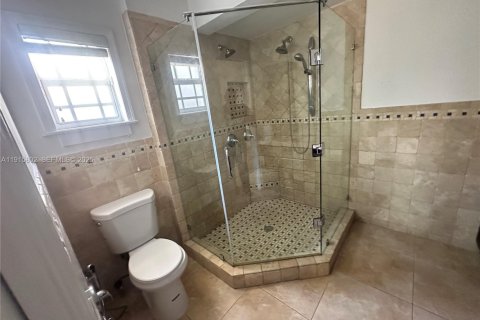 House in Miami, Florida 4 bedrooms, 185.34 sq.m. № 1971826 - photo 16