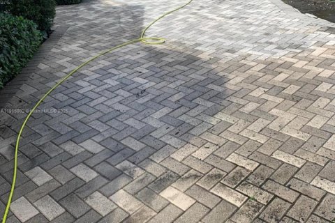 House in Miami, Florida 4 bedrooms, 185.34 sq.m. № 1971826 - photo 6