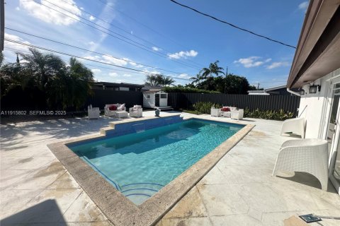 House in Miami, Florida 4 bedrooms, 185.34 sq.m. № 1971826 - photo 28