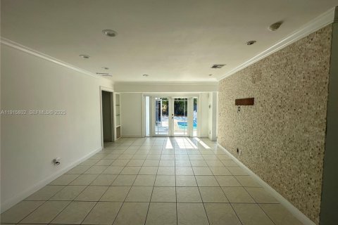 House in Miami, Florida 4 bedrooms, 185.34 sq.m. № 1971826 - photo 12