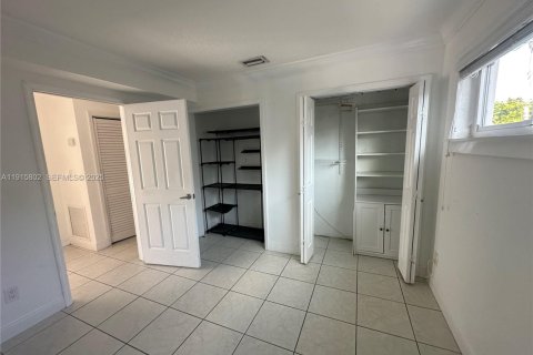 House in Miami, Florida 4 bedrooms, 185.34 sq.m. № 1971826 - photo 25