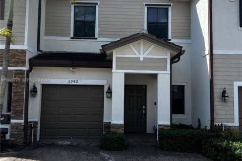 Adosado en Davie, Florida 2 dormitorios, 149.57 m2 № 2055486