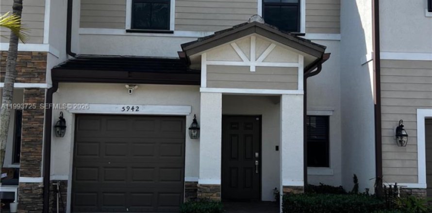 Adosado en Davie, Florida 2 dormitorios, 149.57 m2 № 2055486