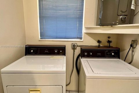 House in Pembroke Pines, Florida 2 bedrooms, 112.32 sq.m. № 1871821 - photo 15