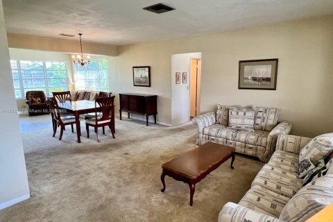 House in Pembroke Pines, Florida 2 bedrooms, 112.32 sq.m. № 1871821 - photo 3