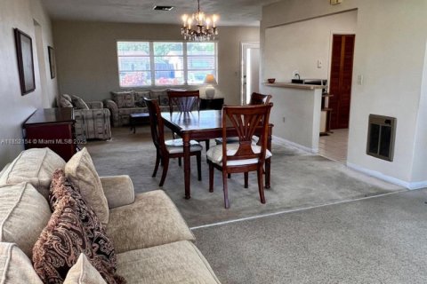 House in Pembroke Pines, Florida 2 bedrooms, 112.32 sq.m. № 1871821 - photo 6