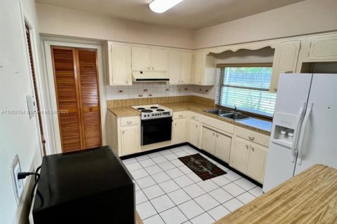 House in Pembroke Pines, Florida 2 bedrooms, 112.32 sq.m. № 1871821 - photo 13