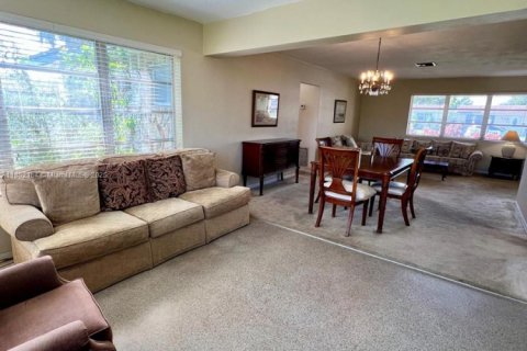 House in Pembroke Pines, Florida 2 bedrooms, 112.32 sq.m. № 1871821 - photo 8