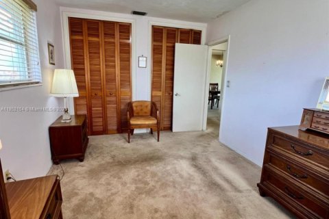 House in Pembroke Pines, Florida 2 bedrooms, 112.32 sq.m. № 1871821 - photo 12