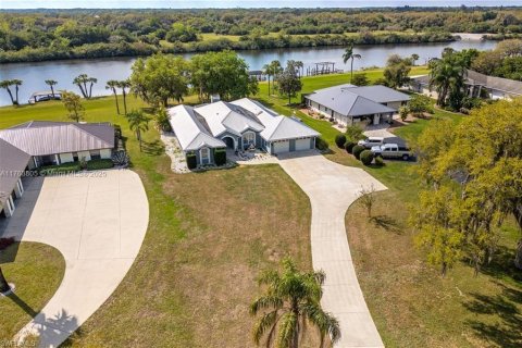 House in LaBelle, Florida 3 bedrooms, 276.66 sq.m. № 1695535 - photo 1